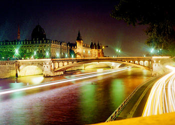 Paris an der Seine bei Nacht