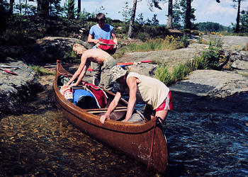 Das Kanu mit Zelt und Gepck beladen